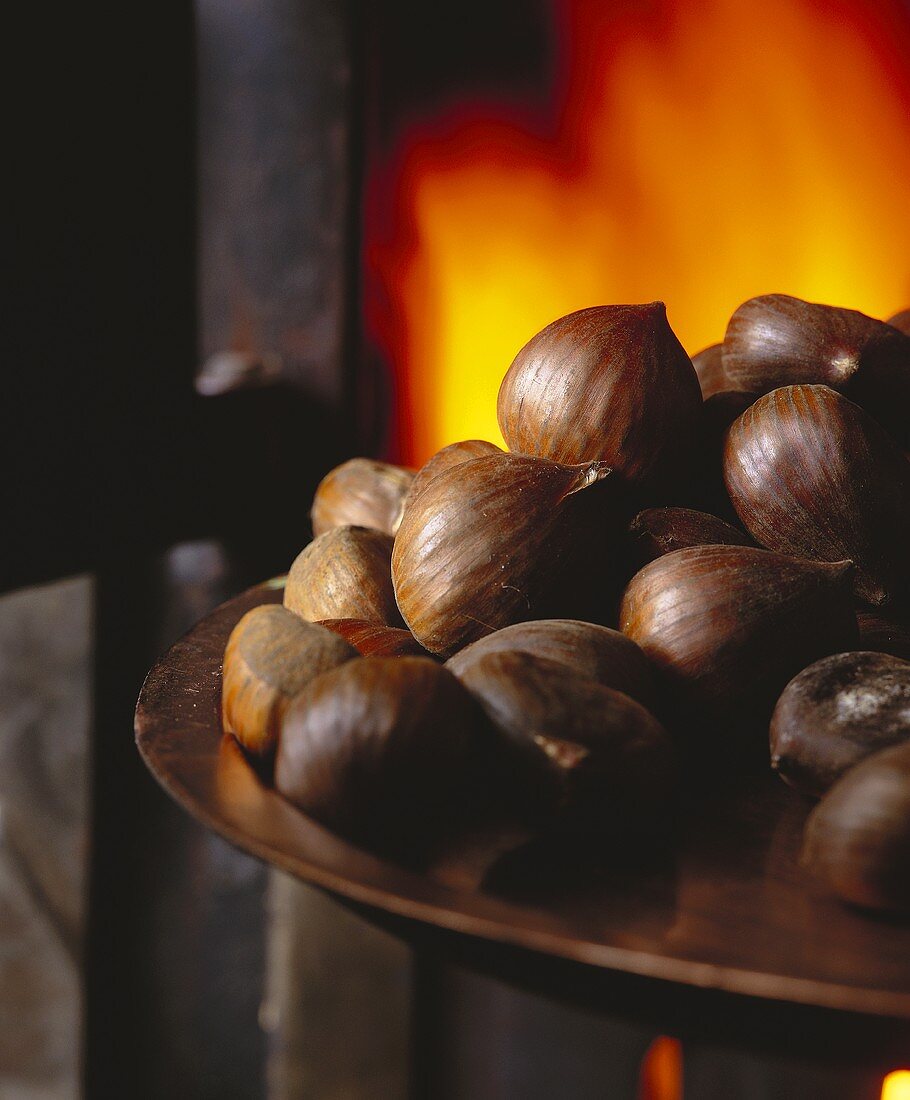 Sweet chestnuts in front of the fire