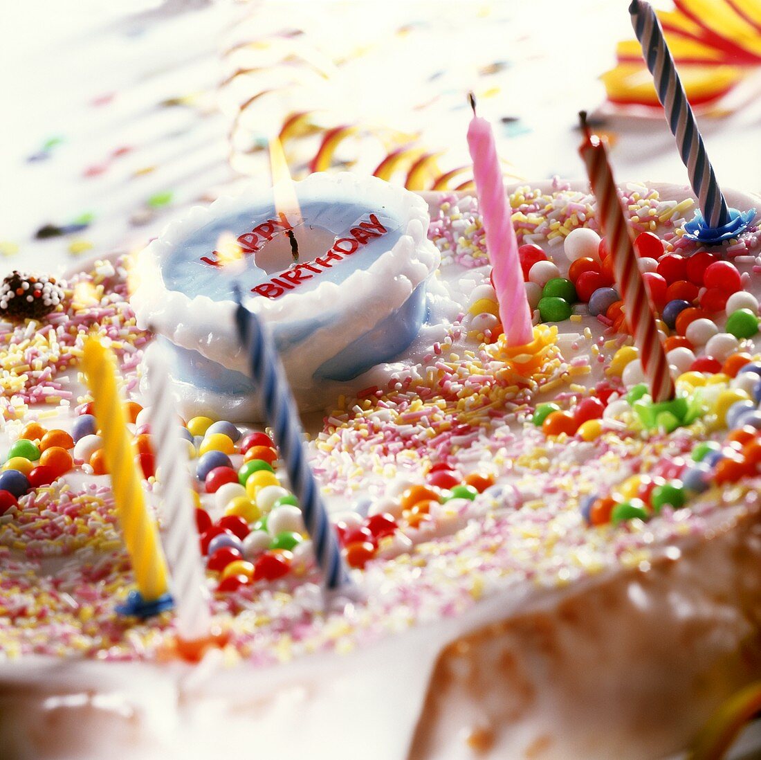Geburtstagskuchen mit Zuckerperlen und Kerzen