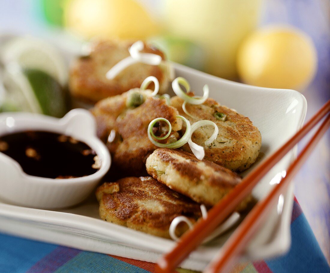 Zwiebelbratlinge mit Sauce und Stäbchen