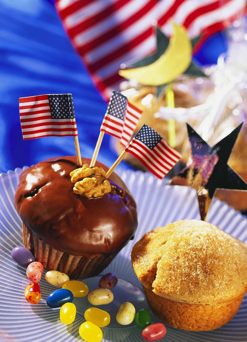 Brownie-Muffin mit USA-Fähnchen und Donut-Muffin