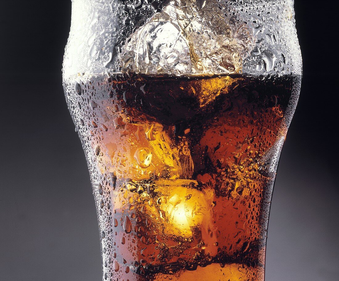 Ein Glas Cola mit Eiswürfeln
