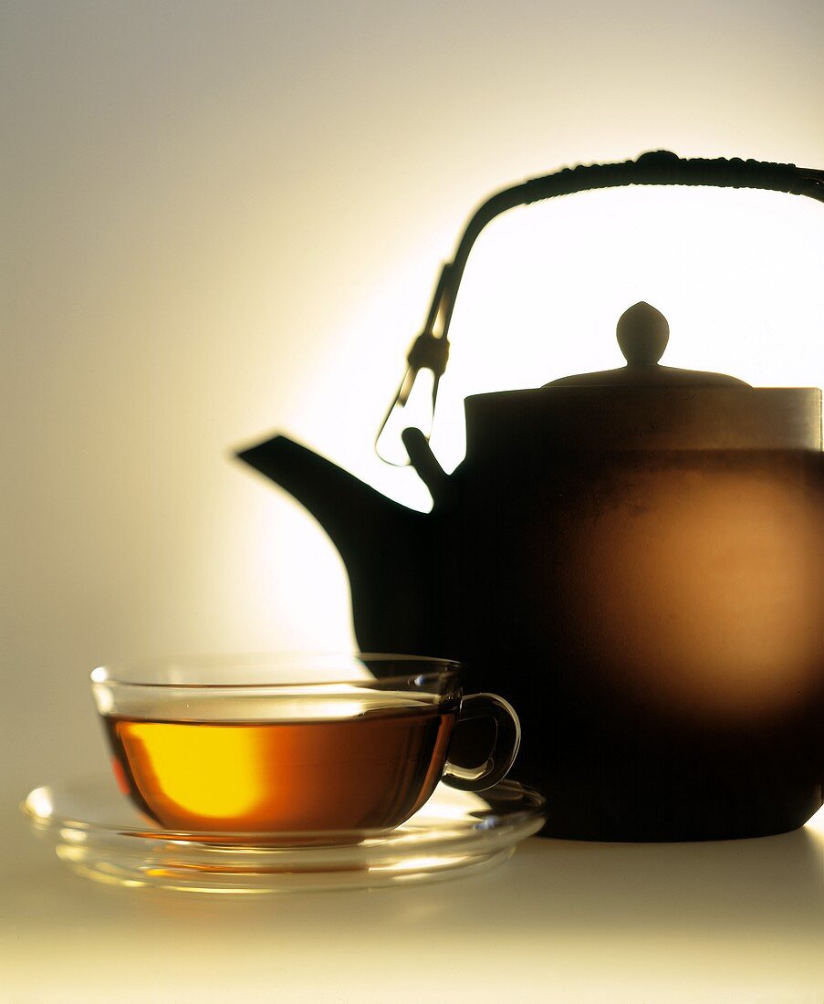 Tee in Teekanne und Glastasse