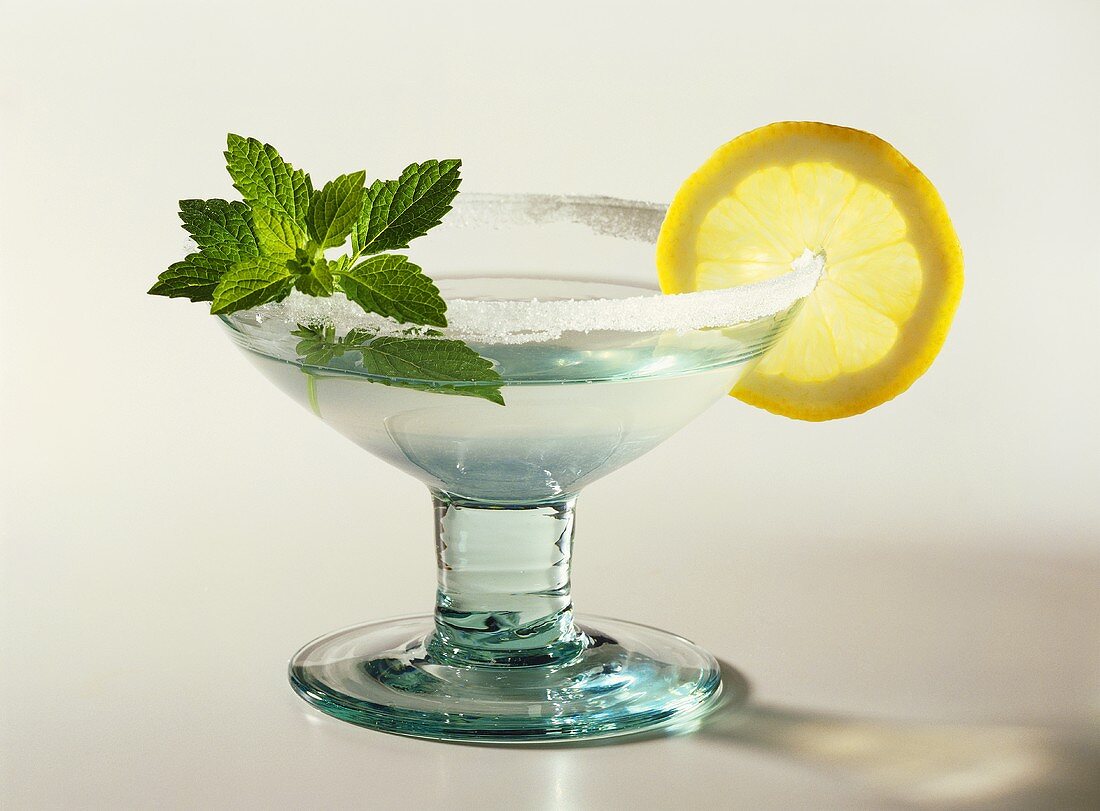 Ein Glas Margarita Cocktail mit Minzblättchen