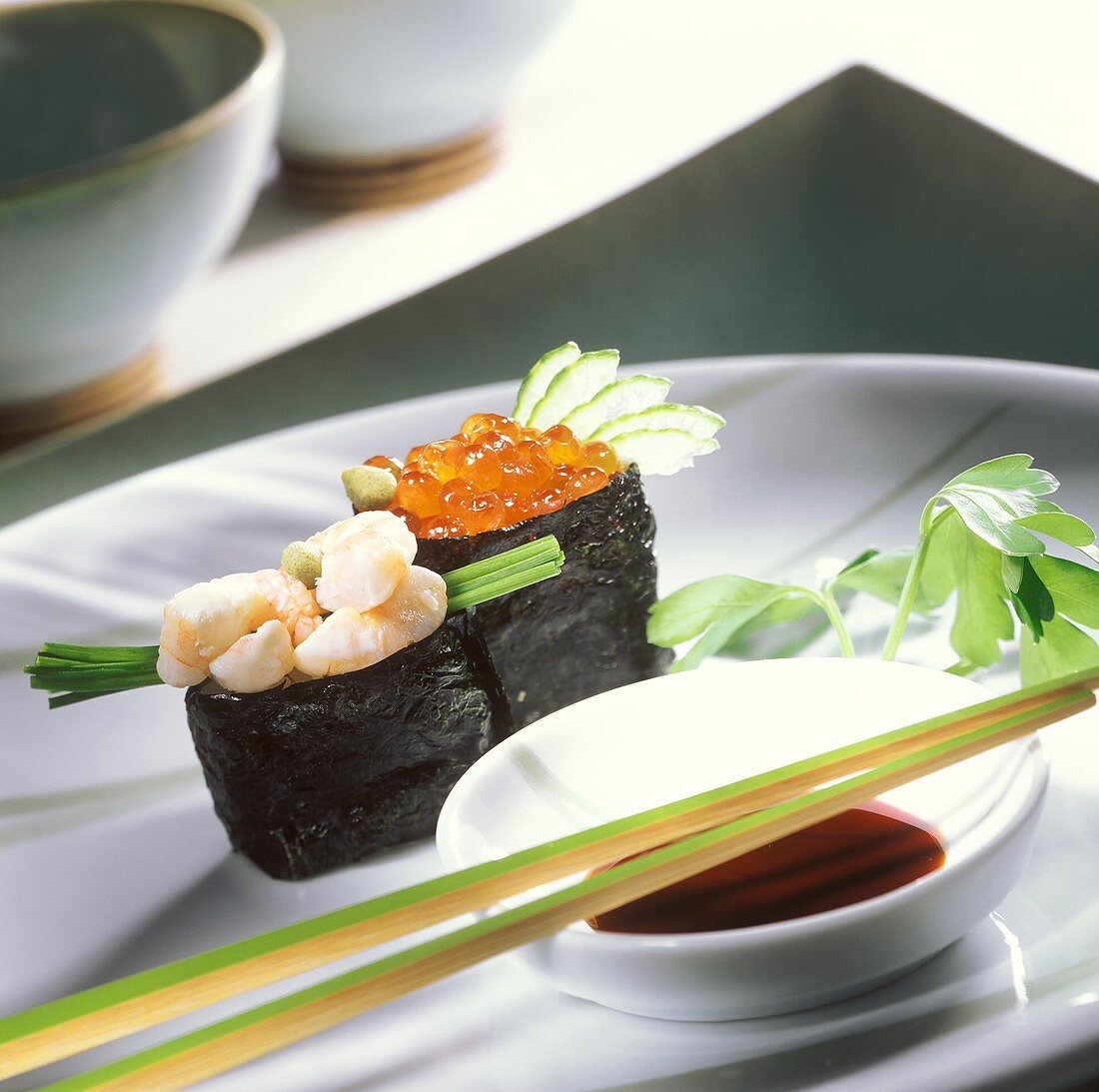 Sushi mit Shrimps und mit Lachskaviar (Gunkan-Maki-Sushi)