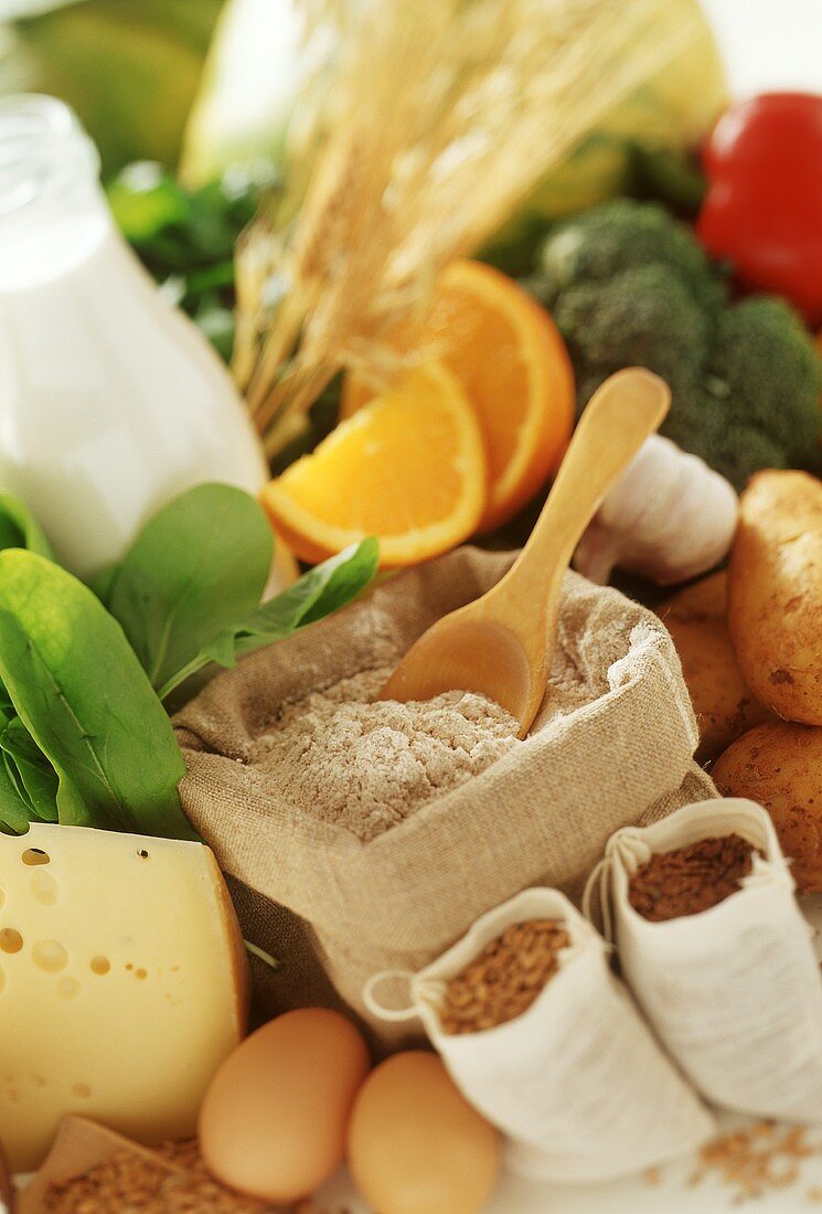 Käse, Vollkornmehl, Milchflasche, Obst und Gemüse