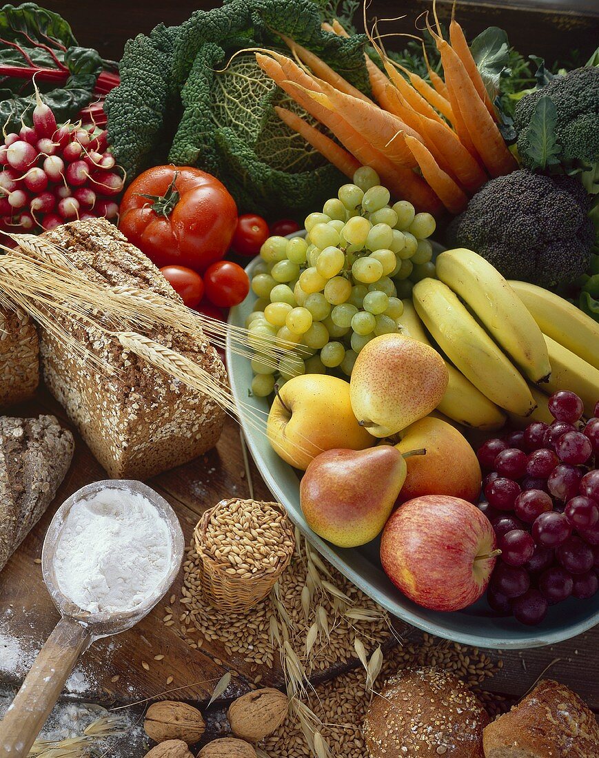 Stillleben mit Obstteller, Brot, Getreide, Gemüse etc.