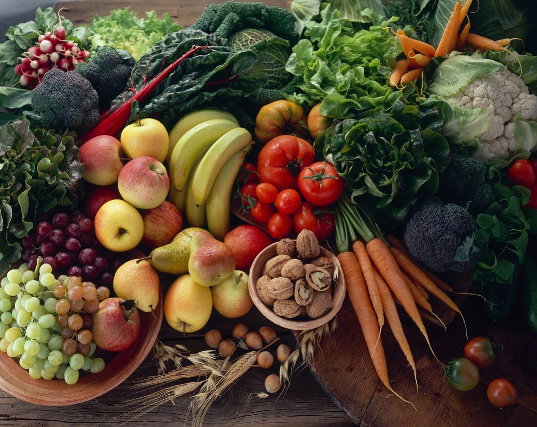 Stillleben mit verschiedenen Salaten, Kohl und Obst