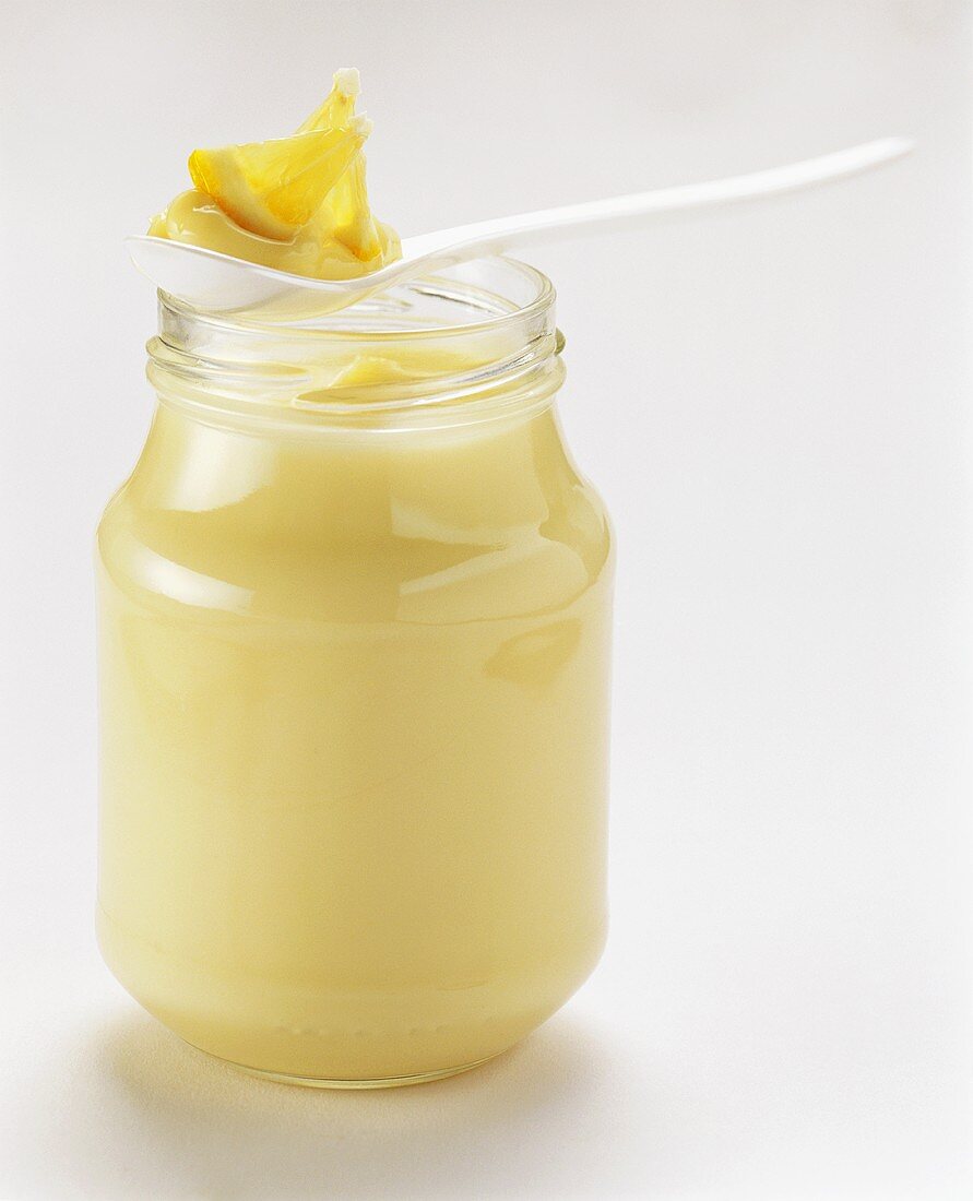 Mayonnaise im Glas und auf Löffel mit Zitrone