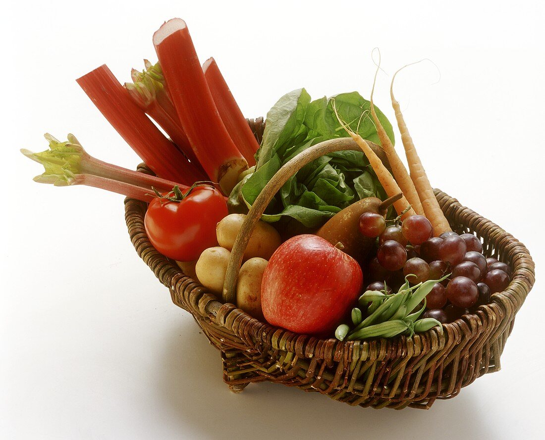 Weidenkorb mit Obst, Gemüse und Rhabarber