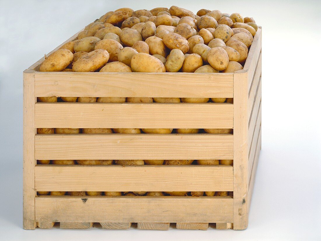 Kartoffeln in einer Holzkiste