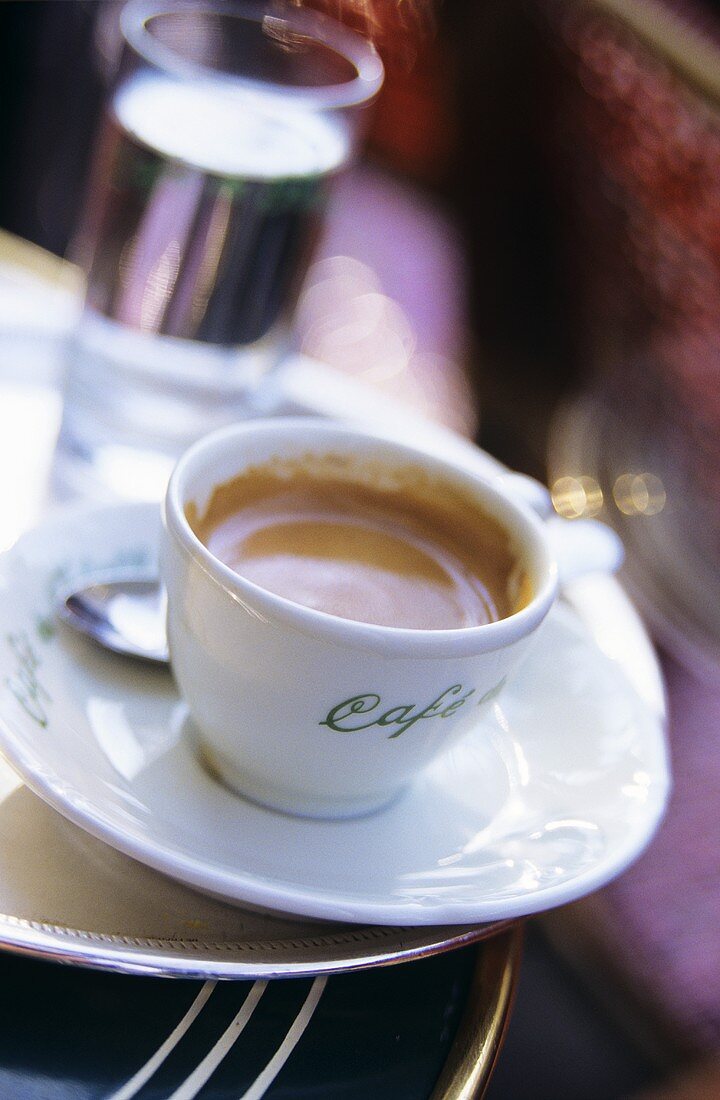 Eine Tasse Kaffe auf Silbertablett