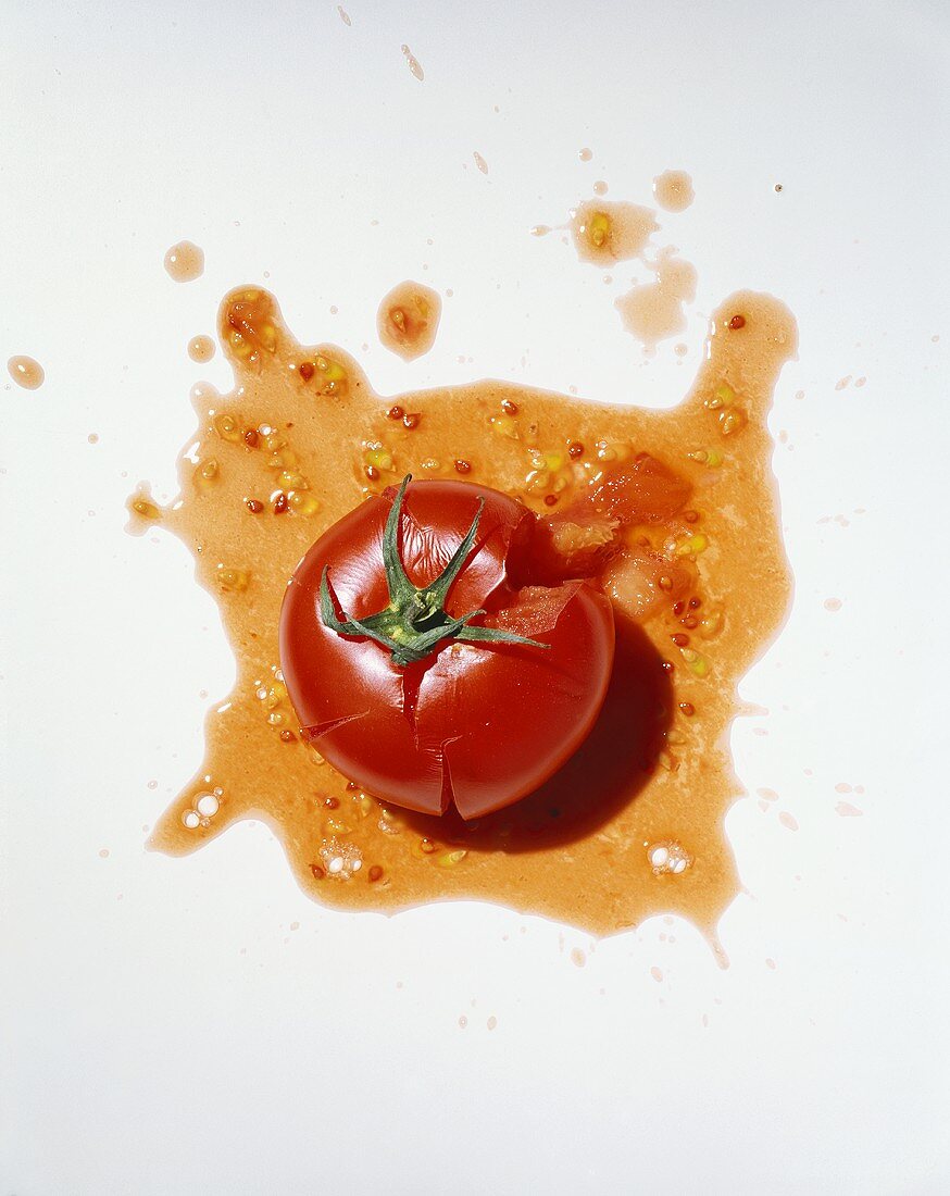 Eine aufgeplatzte Tomate auf eigenem Saft