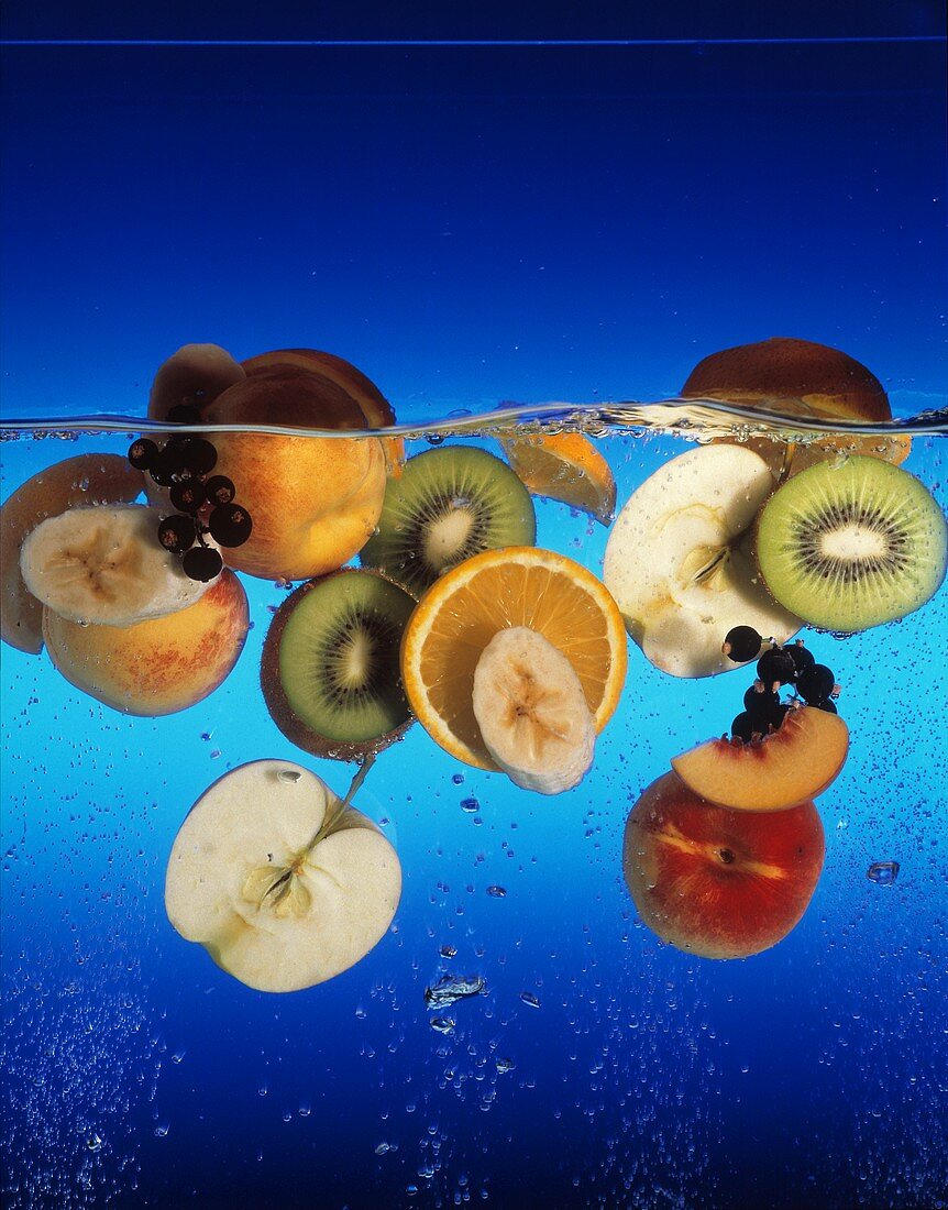 Verschiedene Früchte im Wasser (Äpfel, Kiwi, Banane etc.)