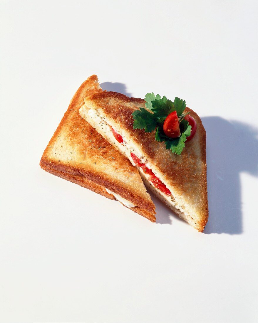 Getoastetes Sandwich mit Tomaten-Ziegenkäse-Füllung