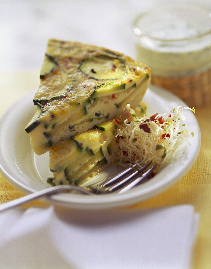 Zucchini-Frittata mit Sprossensalat