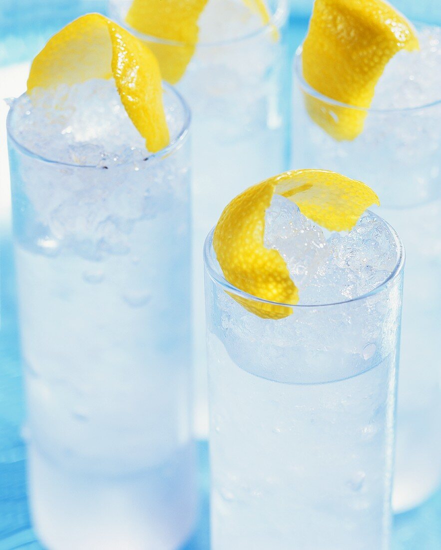 Cocktail 'Vodka Mist' mit Eisschnee und Zitronenschale