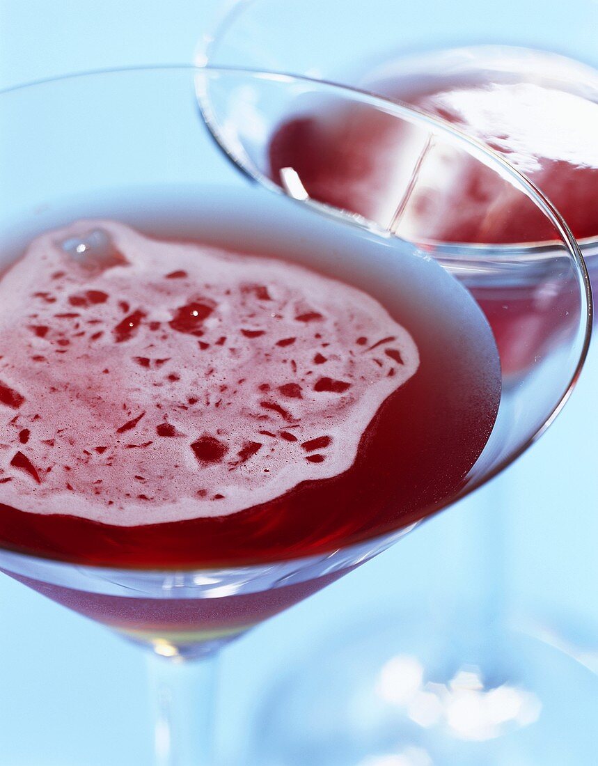 Claret Cocktail mit Rotwein, Curacao und Brandy