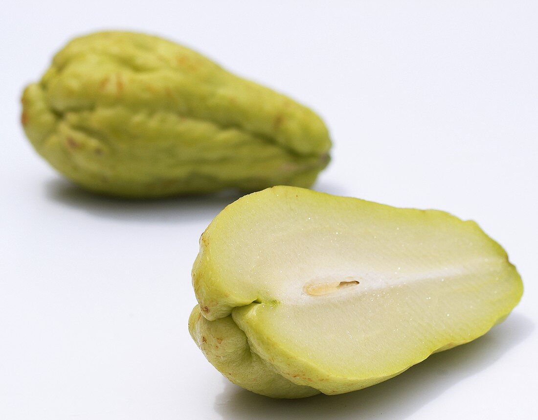 Chayote, eine davon halbiert