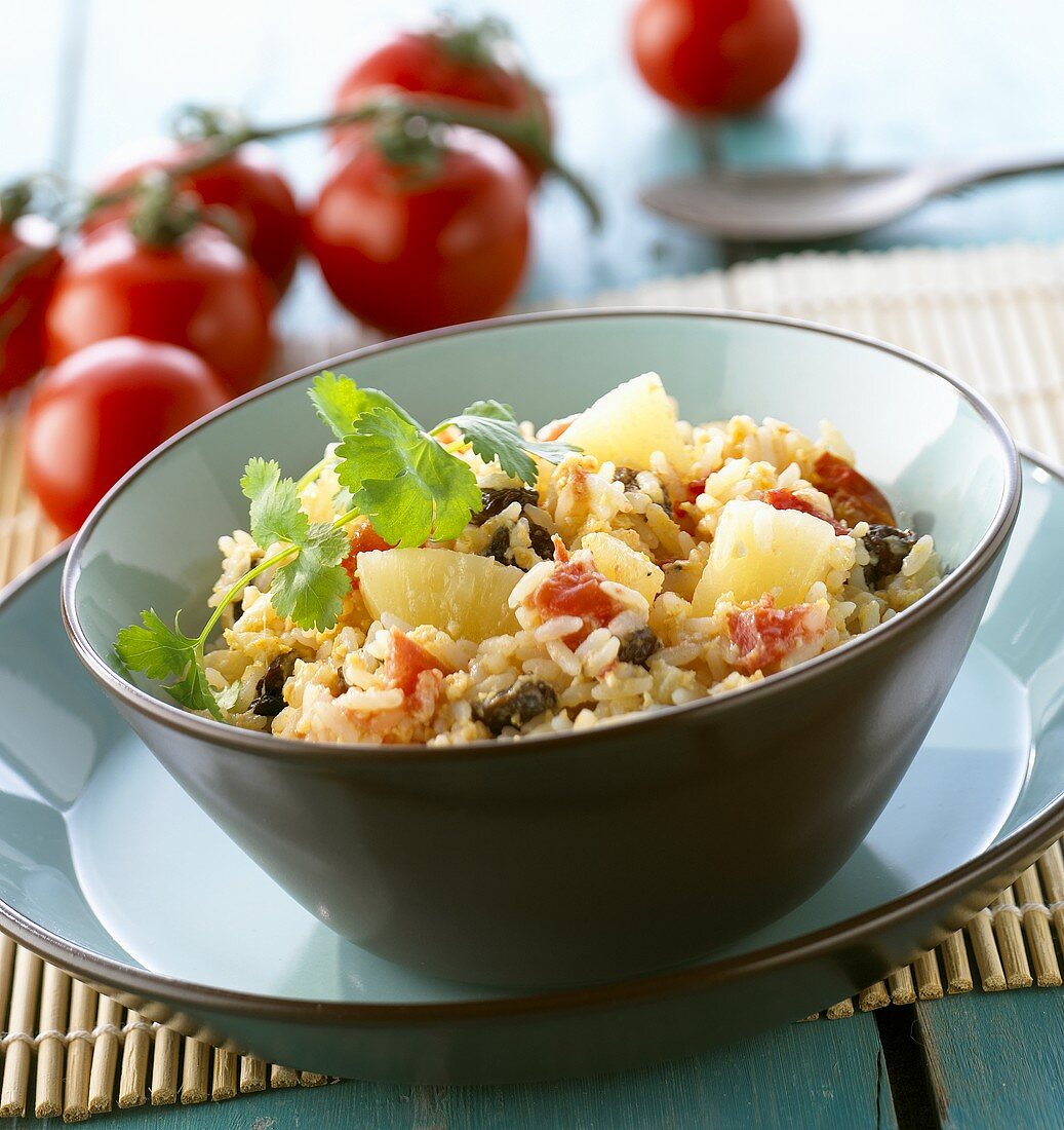 Rice with pineapple, raisins and tomatoes (Thailand)