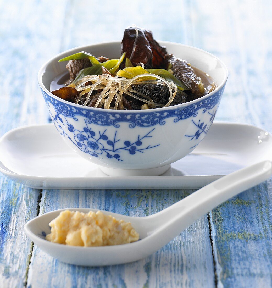 Sauerscharfe Suppe mit Rindfleisch und Pilzen (China)