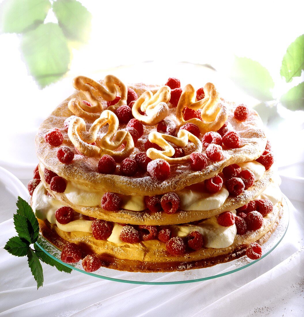 Brandteigkuchen mit Sahne und Himbeeren