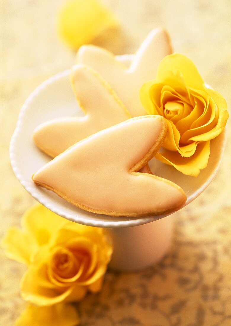 Glasierte Butterherzen; Deko: gelbe Rosen