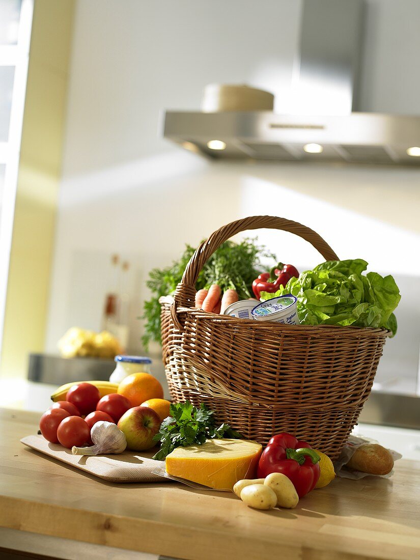 Einkaufskorb mit Lebensmitteln auf Küchentisch