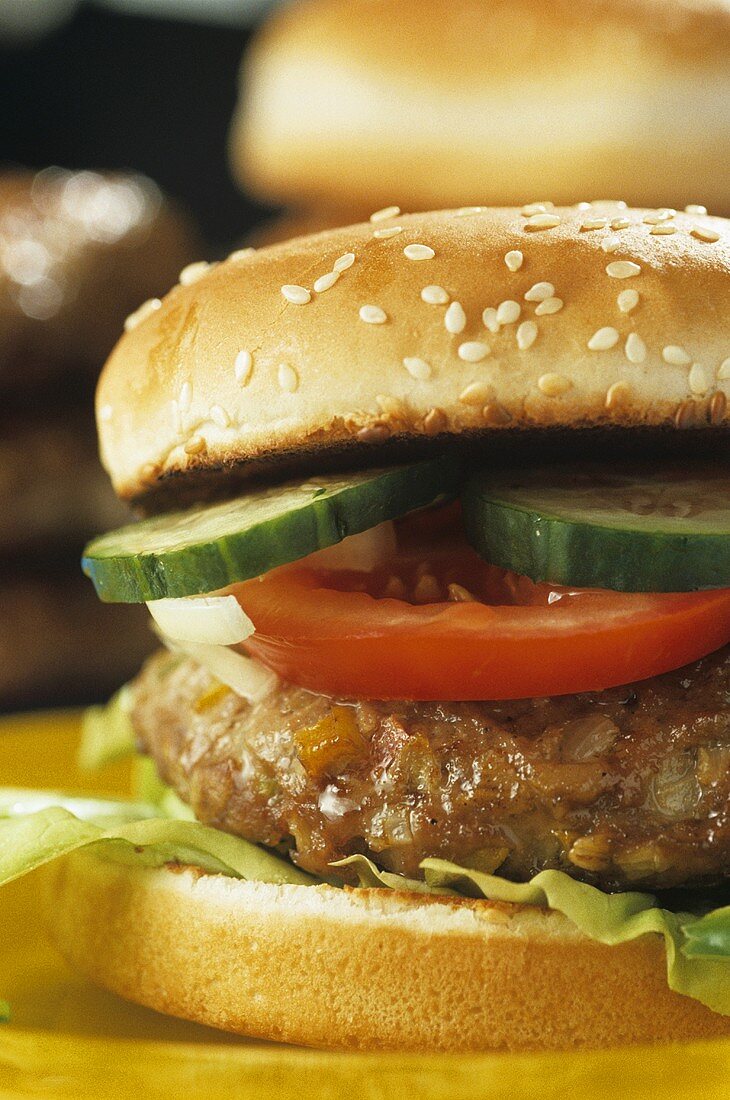 Hamburger mit Tomaten und Gurken