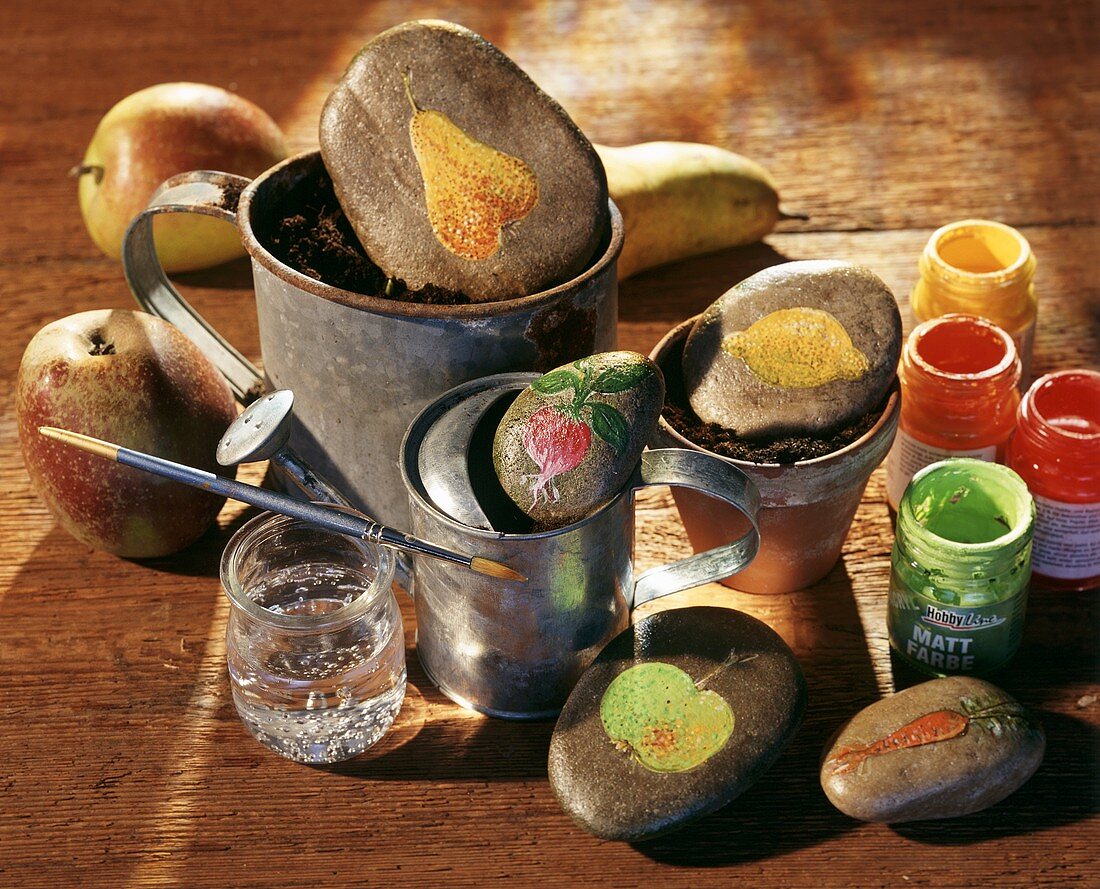 Bemalte Steine mit Obst- und Gemüsemotiven