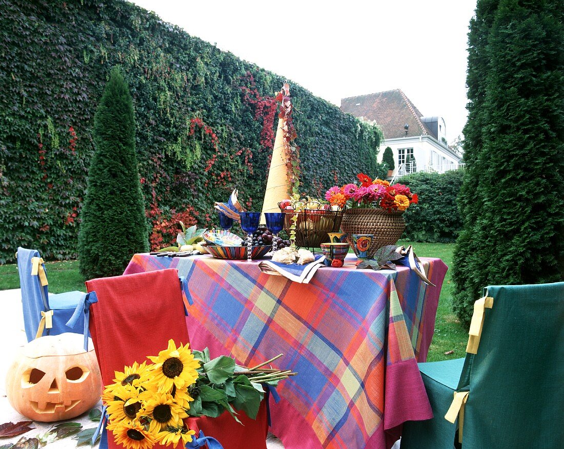 Herbstlich gedeckter Tisch im gepflegten Garten