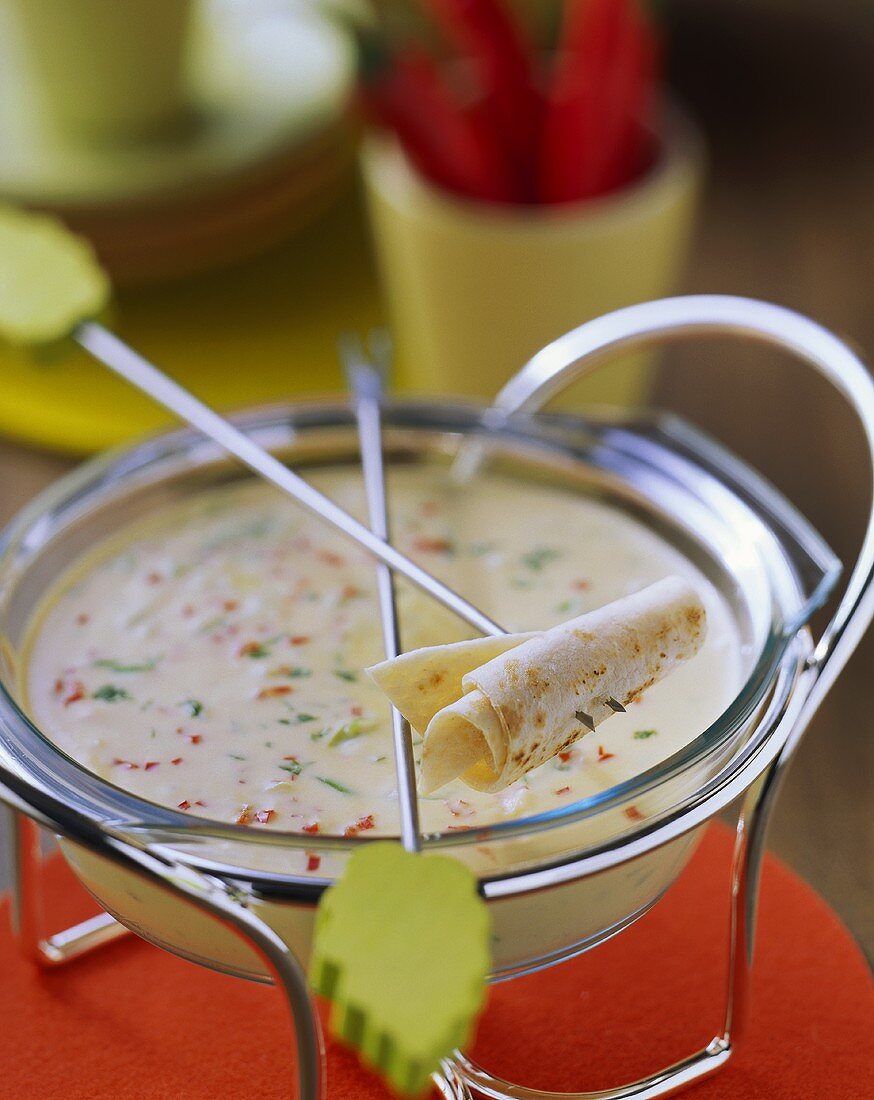 Käsefondue mit Chili, Cheddar und Tortillastreifen