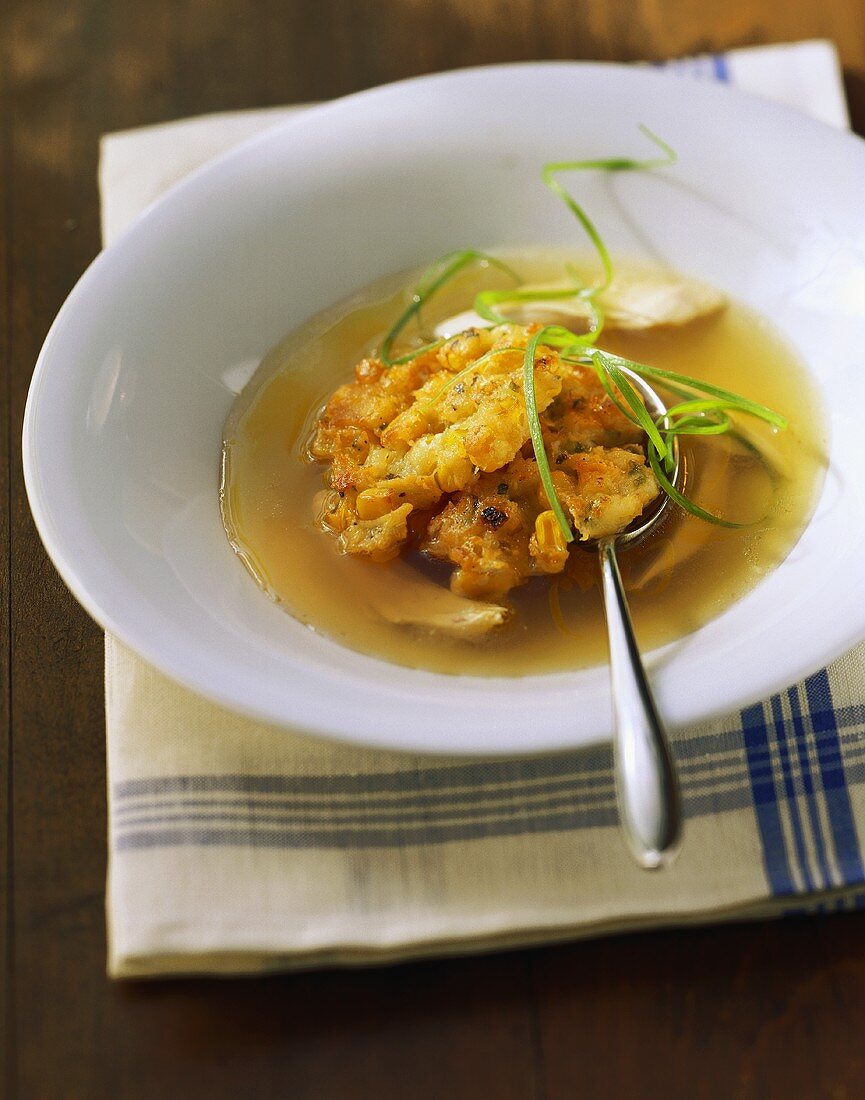 Hühnerbrühe mit frittierten Maispuffern