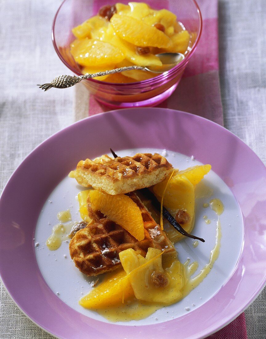 Butterwaffeln mit Ananas-Orangen-Ragout