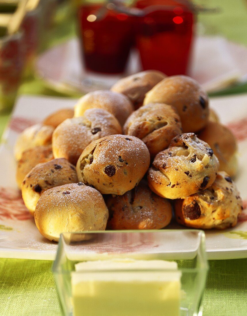 Ein Haufen Milchbrötchen mit Rosinen; Butter