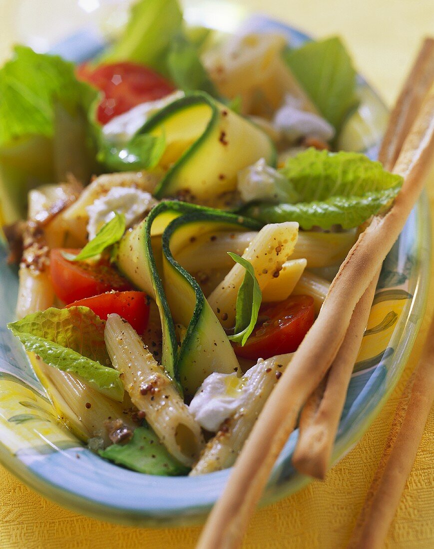 Insalata di pasta con zucchini e pomodori (Pasta salad)