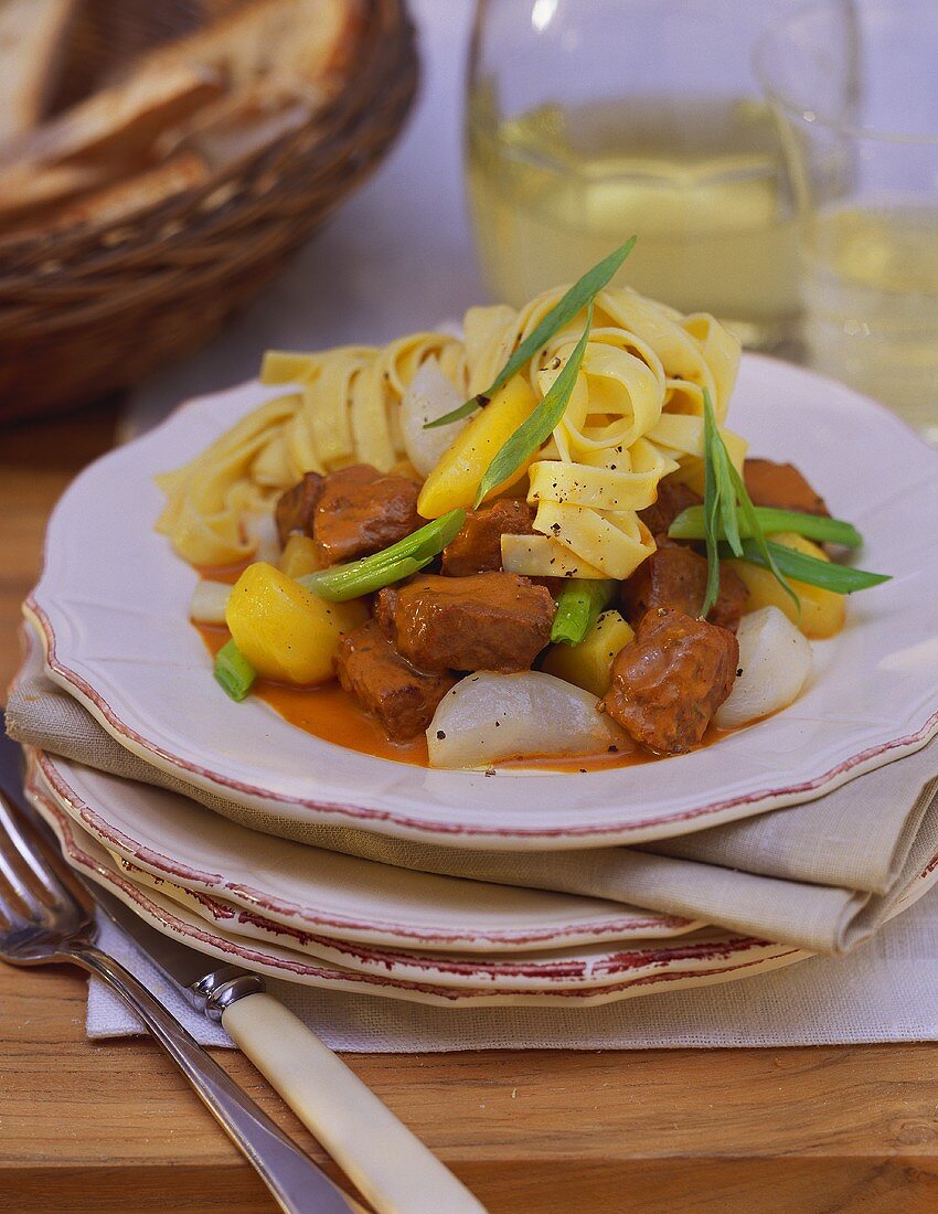 Kalbsragout mit Rübchen und Bandnudeln