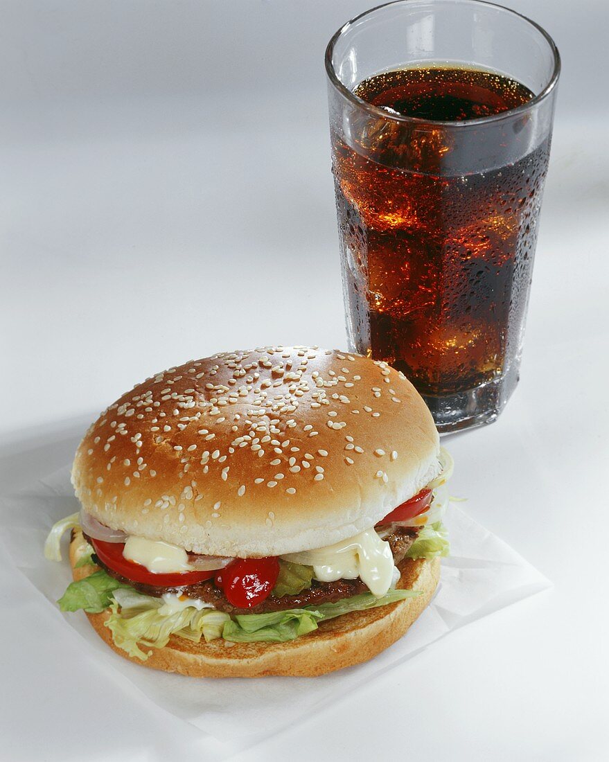 Hamburger mit Mayonnaise und Ketchup; Cola