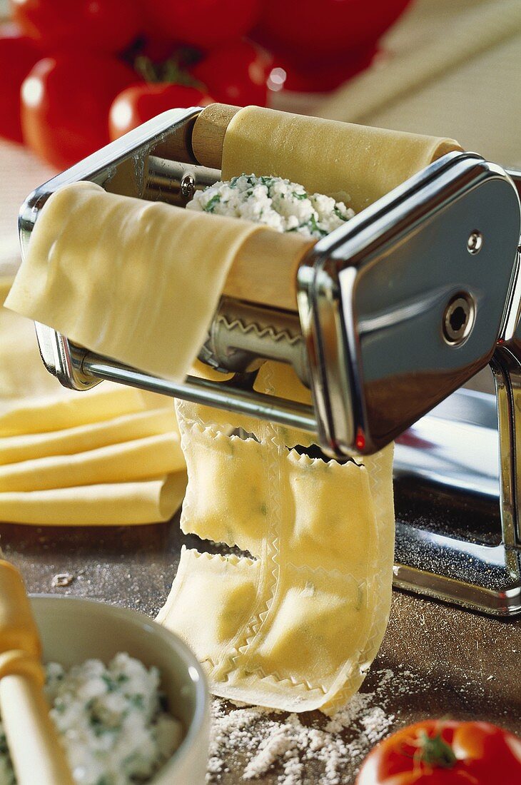 Selbstgemachte Ravioli mit Ricottafüllung in Nudelmaschine