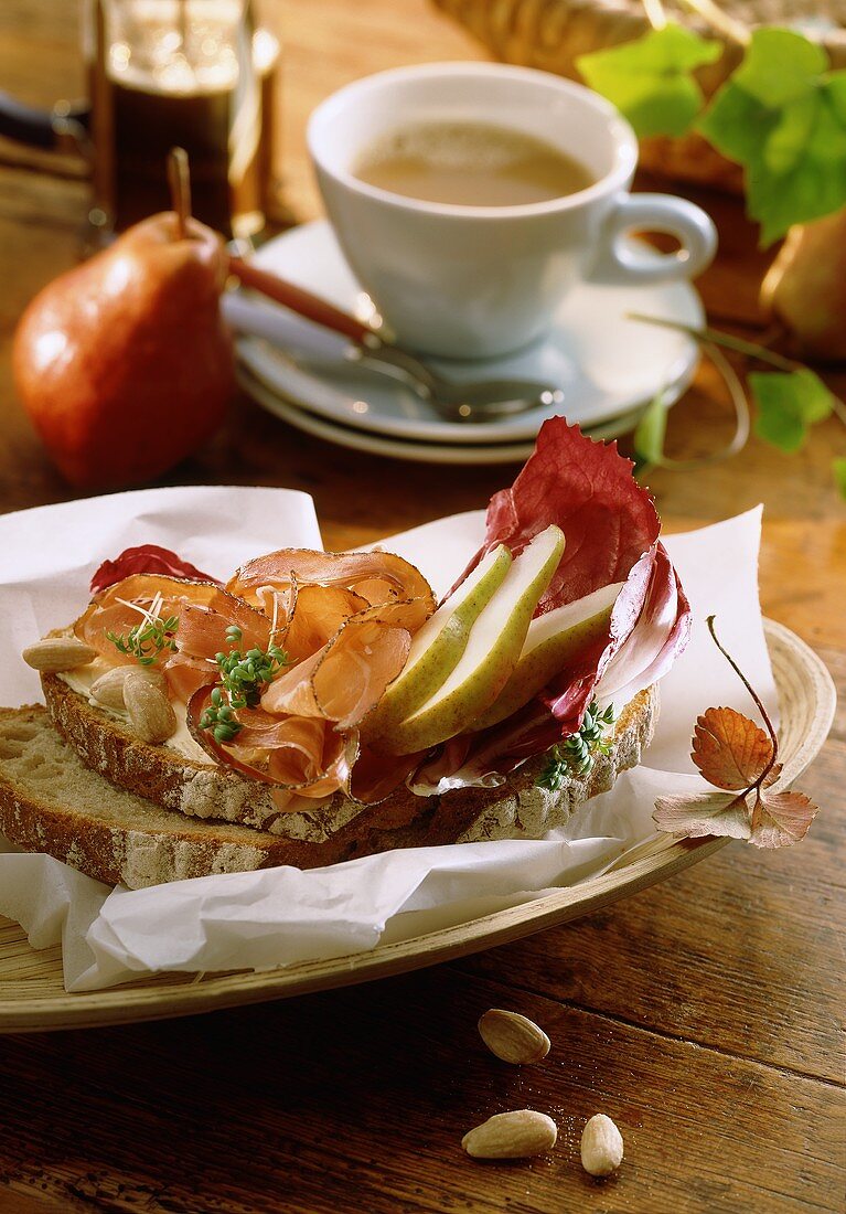 Bauernbrot mit Schinken, Birnen und Radicchio; Espresso