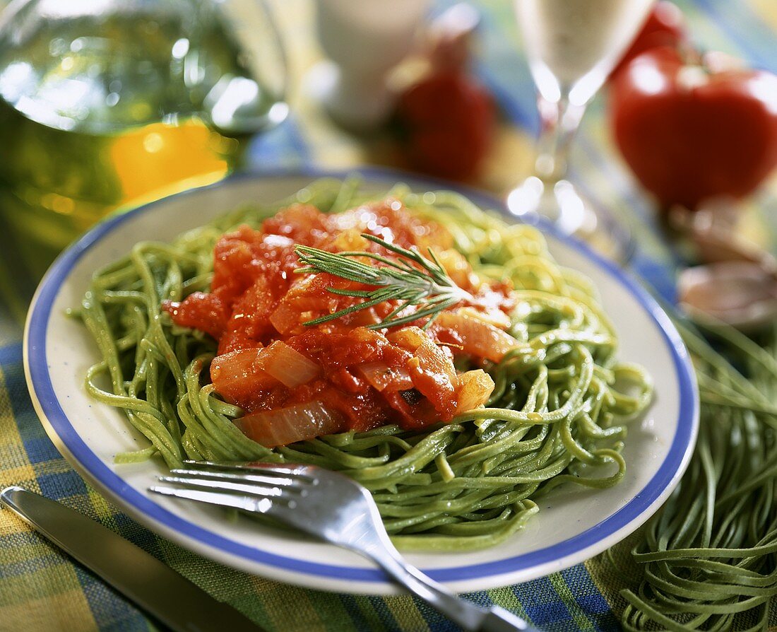Spinach pasta with tomatoes and rosemary