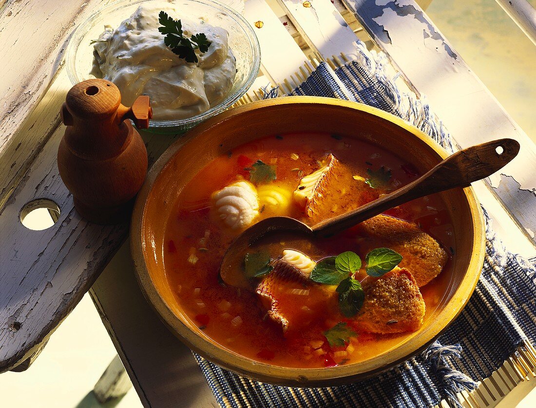 Mediterrane Fischsuppe mit Seeteufel