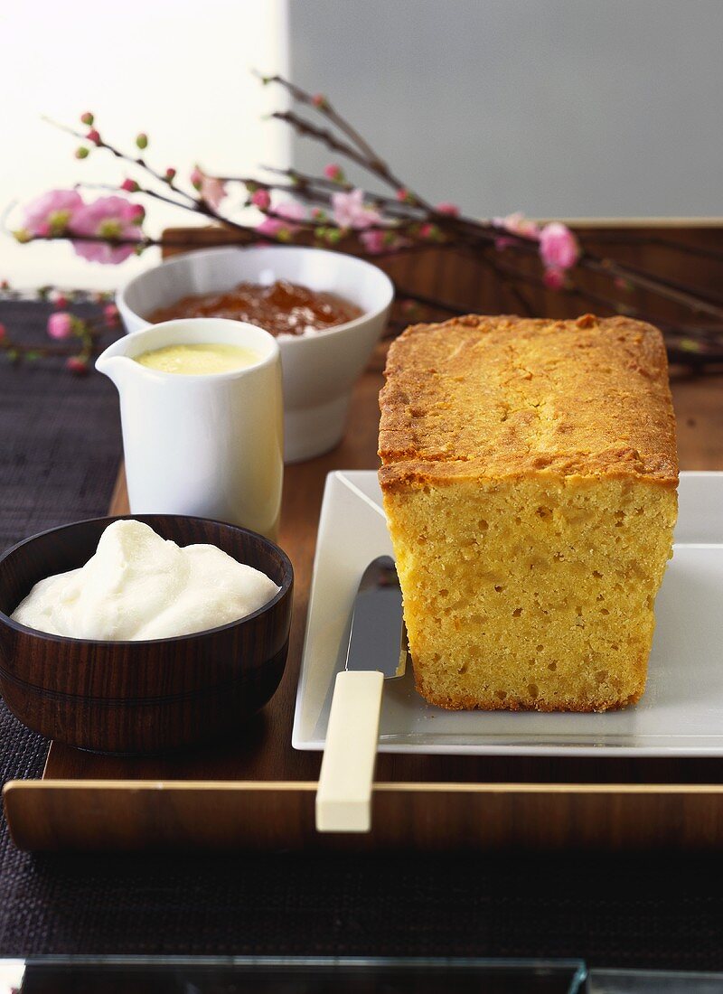 Sandkuchen mit Marzipan; Schlagsahne