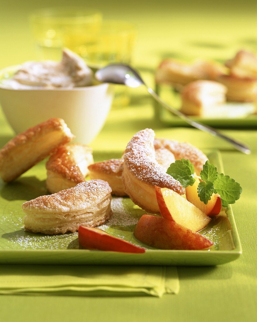 Fleurons (puff pastry half moons) with peaches