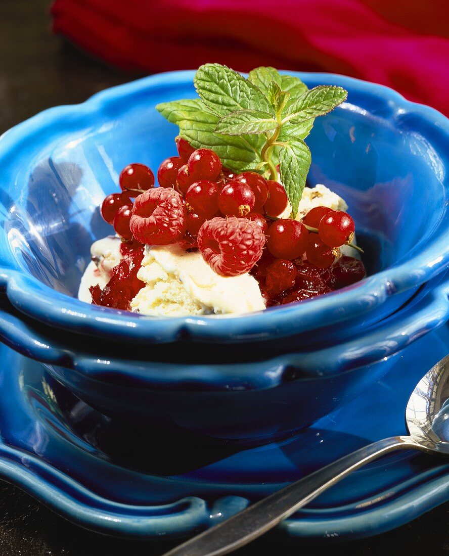 Vanilleeis mit Himbeeren und roten Johannisbeeren