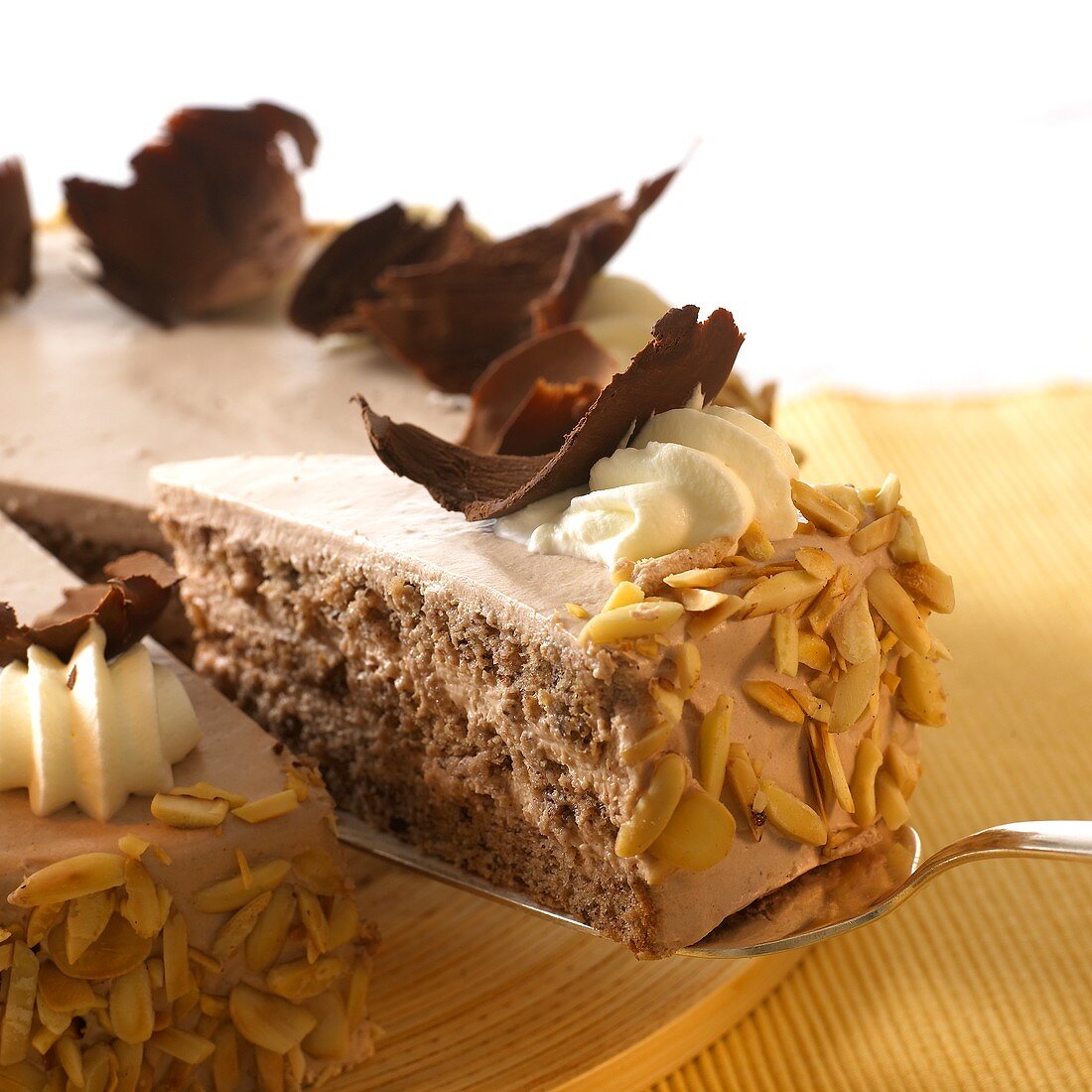 Whiskey-Sahne-Torte mit Mandeln und Schokospänen