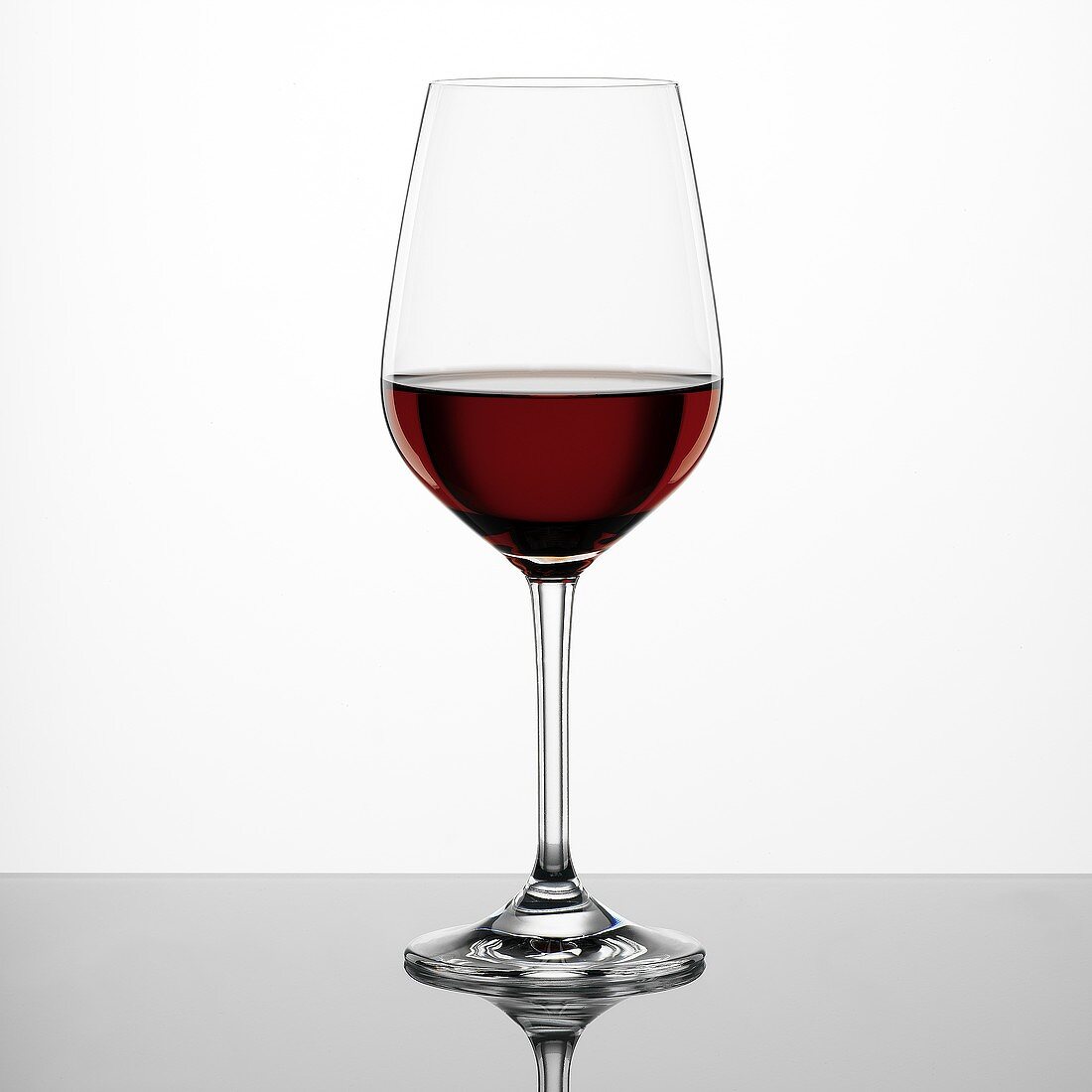 Glas Rotwein, halb gefüllt
