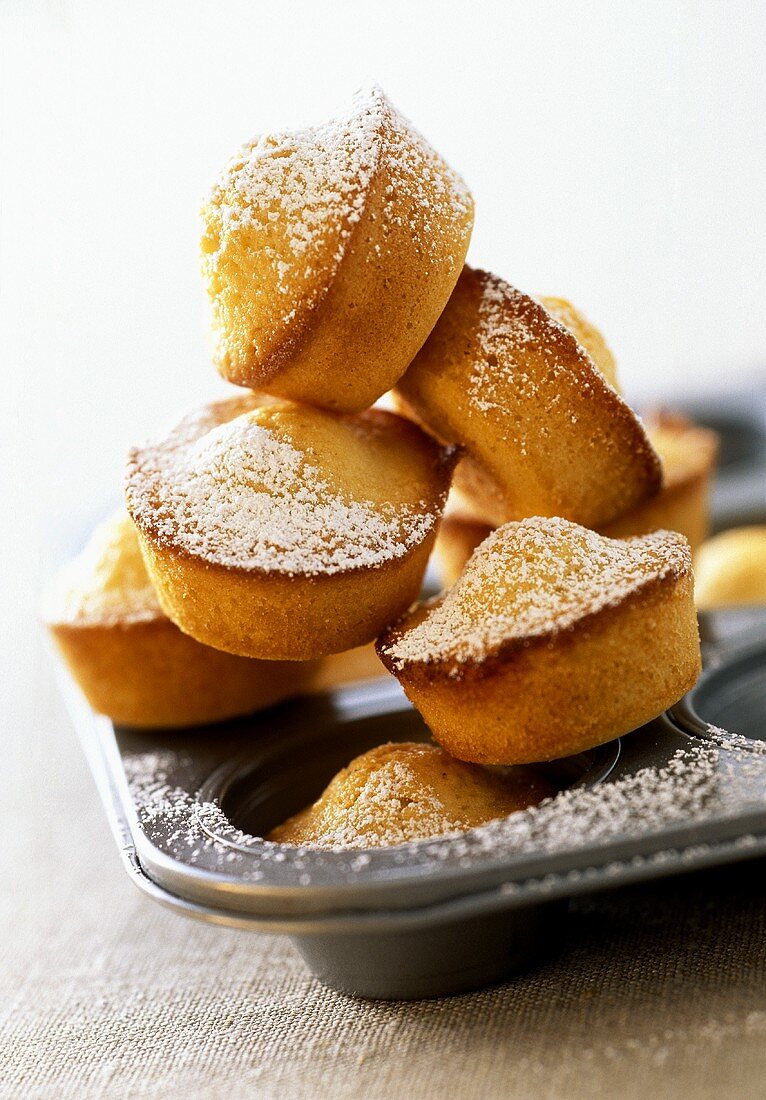 Mini-muffins with icing sugar