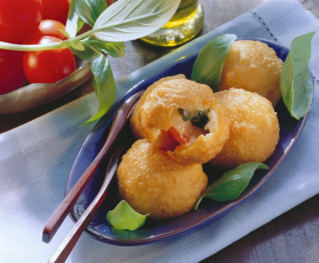 Kartoffelbällchen mit Mozzarella-Tomaten-Füllung