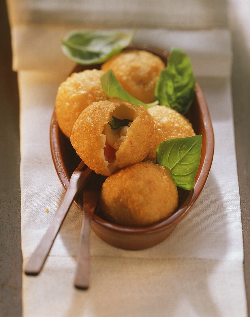 Kartoffelbällchen mit Mozzarella-Tomaten-Füllung