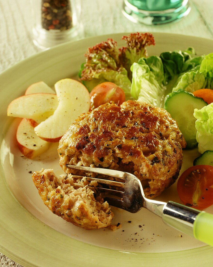 Apfel-Fleisch-Frikadelle, dazu Salat und Apfelscheiben